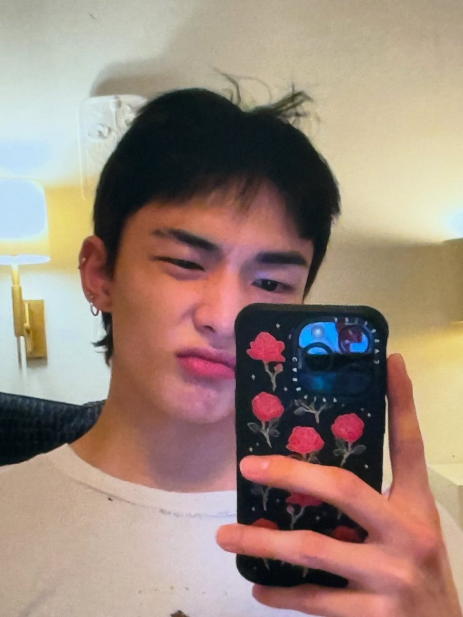 HF socmed au 🥟🐥

'hey can I ask you something lol'

In an attempt to win a bet and prove that he can trick people, Hj decides to pretend to be a scam bot on Twitter. If only he knew who would be on the other side of the screen...