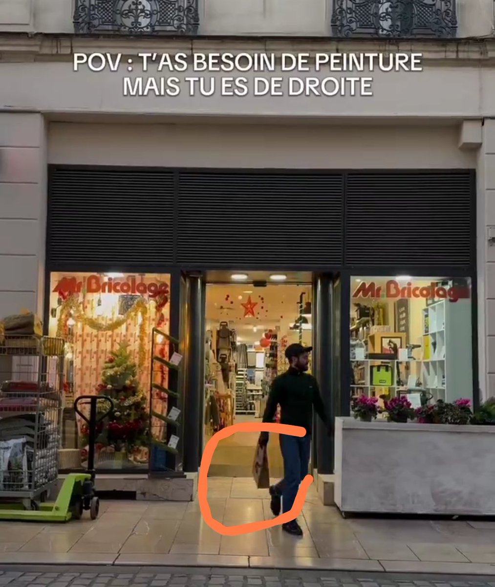 Je sais pas qd tu es de droite ms qd t'es d'extrême droite apparemment tu sais pas ce qu'est de la peinture 🤣