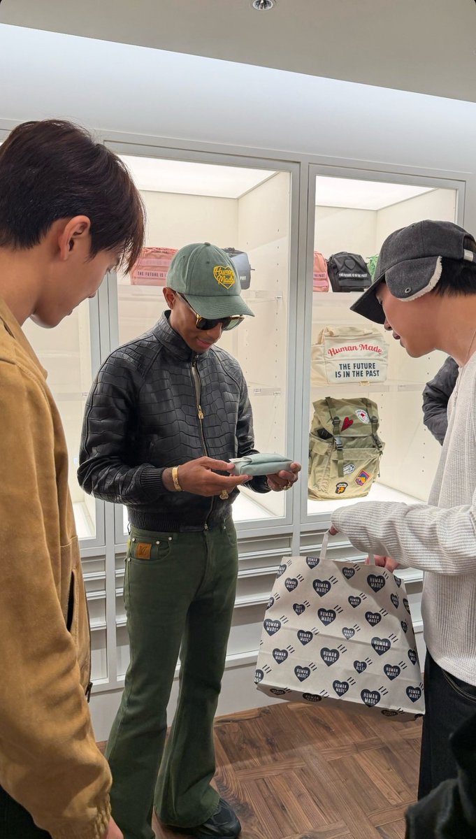 nunugomy's tweet photo. Shownu and Jooheon with NIGO &amp; Pharrell at the opening of the new Human Made store at Apgujeong last night! https://t.co/Sv9a4A2yEg