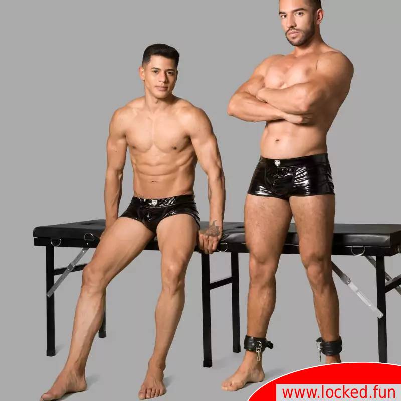 Cette table  BDSM transportable se range en toute discrétion. 
Il  va te faire kiffer parce qu’en plus d’offrir des fonctionnalités  variées pour le bondage, il permet de s’adonner à de nombreux autres  types de jeux BDSM comme le CBT...
locked.fun/tables/647-tab…