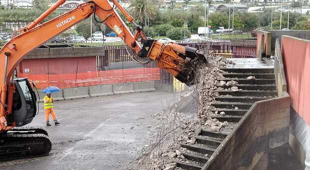 ilmeridianonews's tweet photo. 🗞️ Repubblica: #Napoli (e il suo stadio) è in alto mare, mentre a #Salerno sono già al lavoro per rifare lo stadio #Arechi.

La Regione Campania ha stanziato 120milioni. 

Napoli deve sbrigarsi o #DeLuca 'scipperà' gli Europei alla città Partenopea

 #Europei2032 https://t.co/hrbXMbjhqu