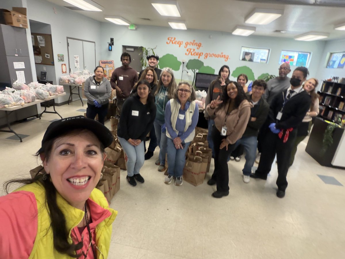 bridge_network's tweet image. Great Thanksgiving Giveaway, thank you to all the volunteers! @SacFoodBank for their donations and partnerships! Now to prepare for Sunday’s Thanksgiving meal!