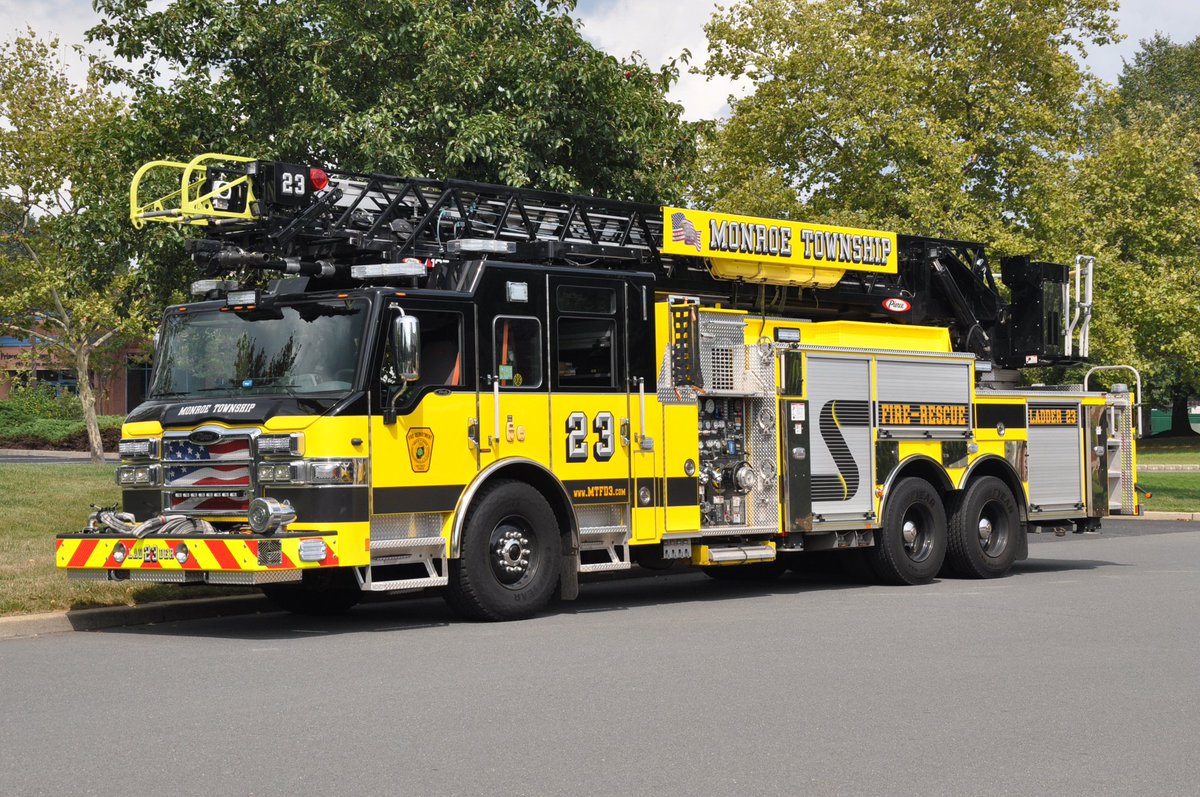 fireenguk's tweet image. Seen in September is Ladder 23 of Monroe Township Fire District 3 in Middlesex County, New Jersey.

Ladder 23 is a 2019 Pierce Velocity Notched 7010 6x4 (2000/500/30F/107' Ascendant rear mount)
📷🚒🇺🇸
fire-rescue-photos.com
