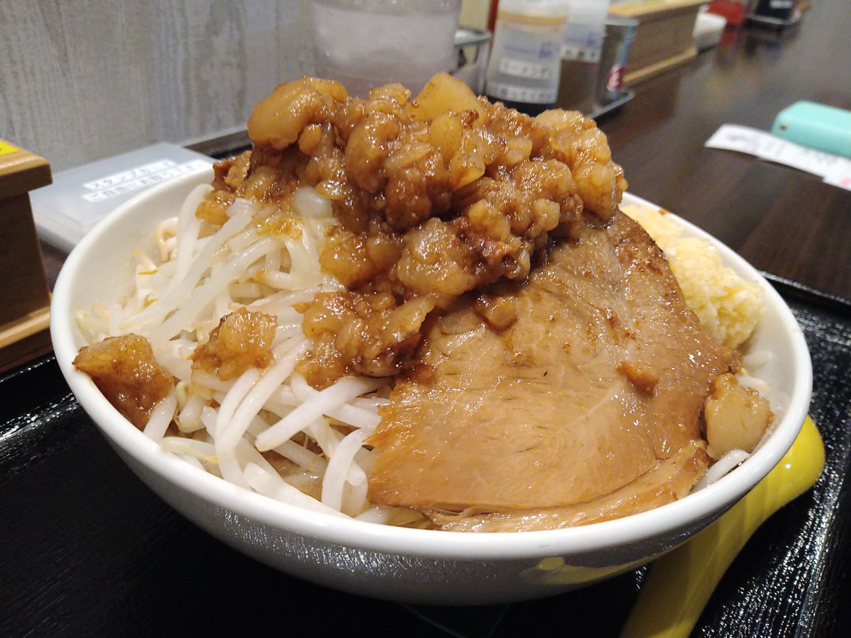 Hituzimoe's tweet photo. 妻と晩ご飯♪♪
RAMEN OF TODAYのラーメンを食べました。
ひよってしまい麺は400gにしましたがなかなかのボリューム(笑)
美味しかったしお腹いっぱいです(≧▽≦)
#RAMENOFTODAY https://t.co/lLGMl9feNK