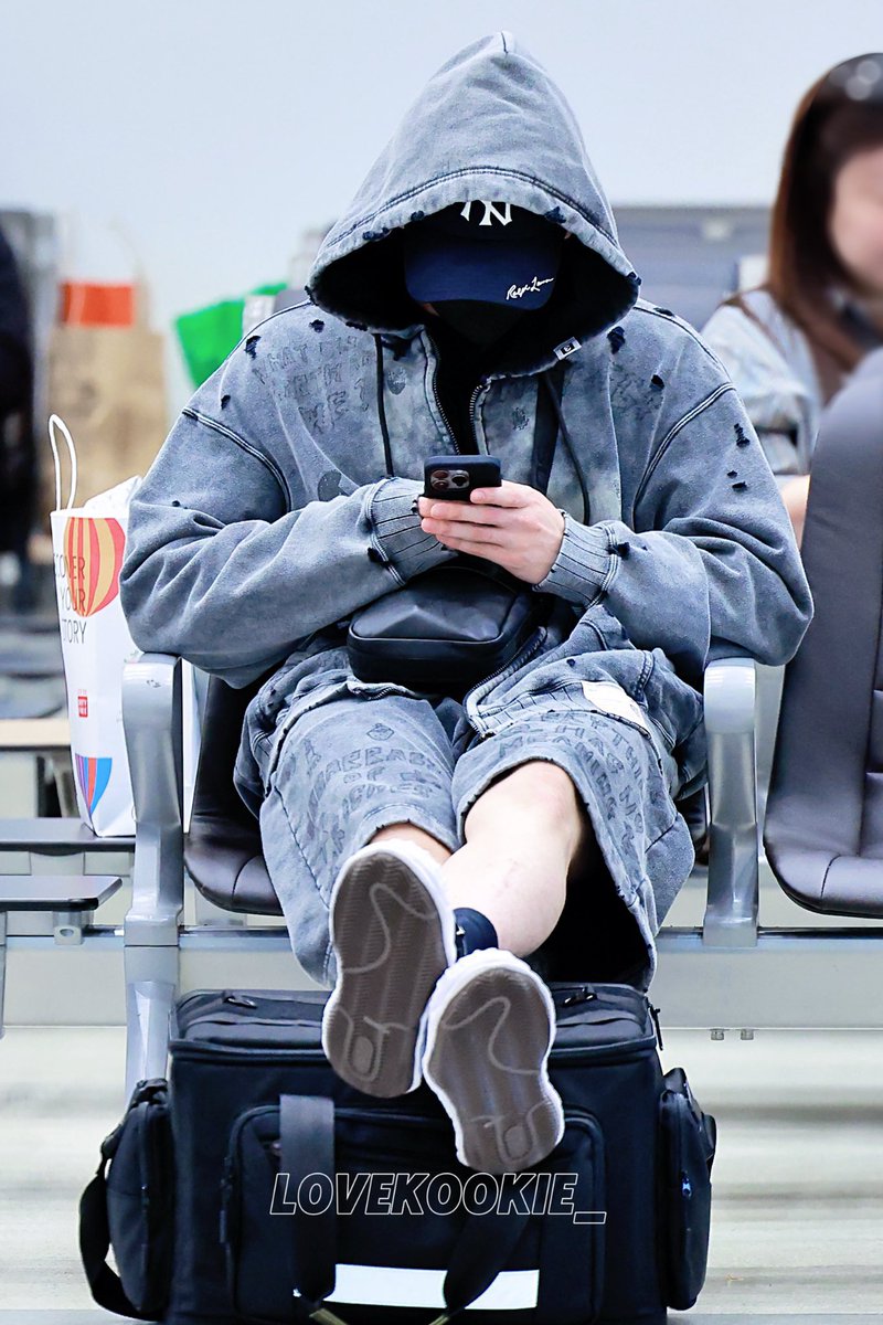 kakook0901's tweet image. 정국이 새벽에 라방 이 때 착장이랑 비슷하군