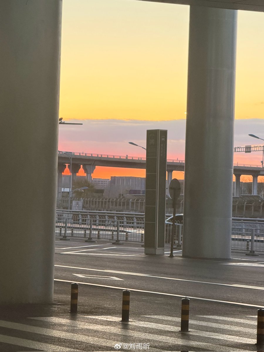 หนึ่งในโปสการ์ดที่ชีแชร์มาก็มีภาพถ่ายพระอาทิตย์ขึ้นที่ถ่ายเมื่อถึงสนามบินปักกิ่งตอนเช้าตรู่วันนั้นด้วย เจ้าเด็กมีอะไรก็แบ่งปันให้รับรู้ทั่วกันเสมอ น่ารักสุดๆเยย 💙 ถ่ายแล้วต้องลงถูกแล้วเนาะ อย่าเก็บไว้ดูคนเดียว 🤭

#LiuYuxin #XINLiu #刘雨昕
