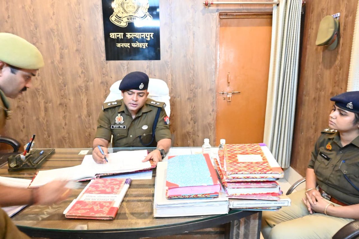 fatehpurpolice's tweet image. आज दिनांक 22.11.2025 को #Spfhr द्वारा थाना कल्यानपुर का वार्षिक निरीक्षण किया गया; गार्ड द्वारा सलामी के बाद महोदय ने थाना परिसर में बैरक, मेस, शौचालय आदि का भ्रमण कर प्रभारी निरीक्षक को साफ‑सफाई के संबंध में आवश्यक दिशा‑निर्देश दिए। तत्प्श्चात महोदय द्वारा थाना कार्यालय…