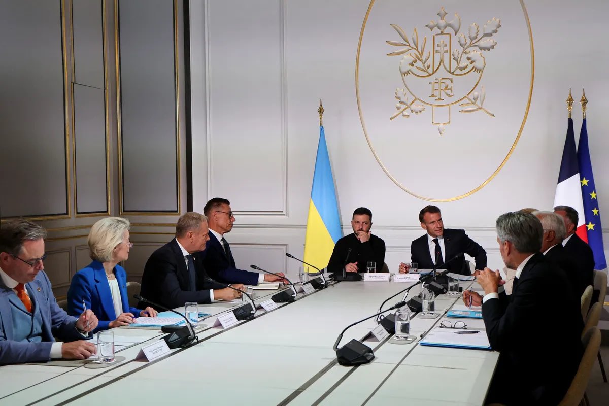 front_ukrainian's tweet image. ❗️Zelenskyy, together with the leaders of France, Germany, and other European countries, is trying to rewrite the US peace plan by Thursday, November 27, Bloomberg reports, citing people familiar with the matter.