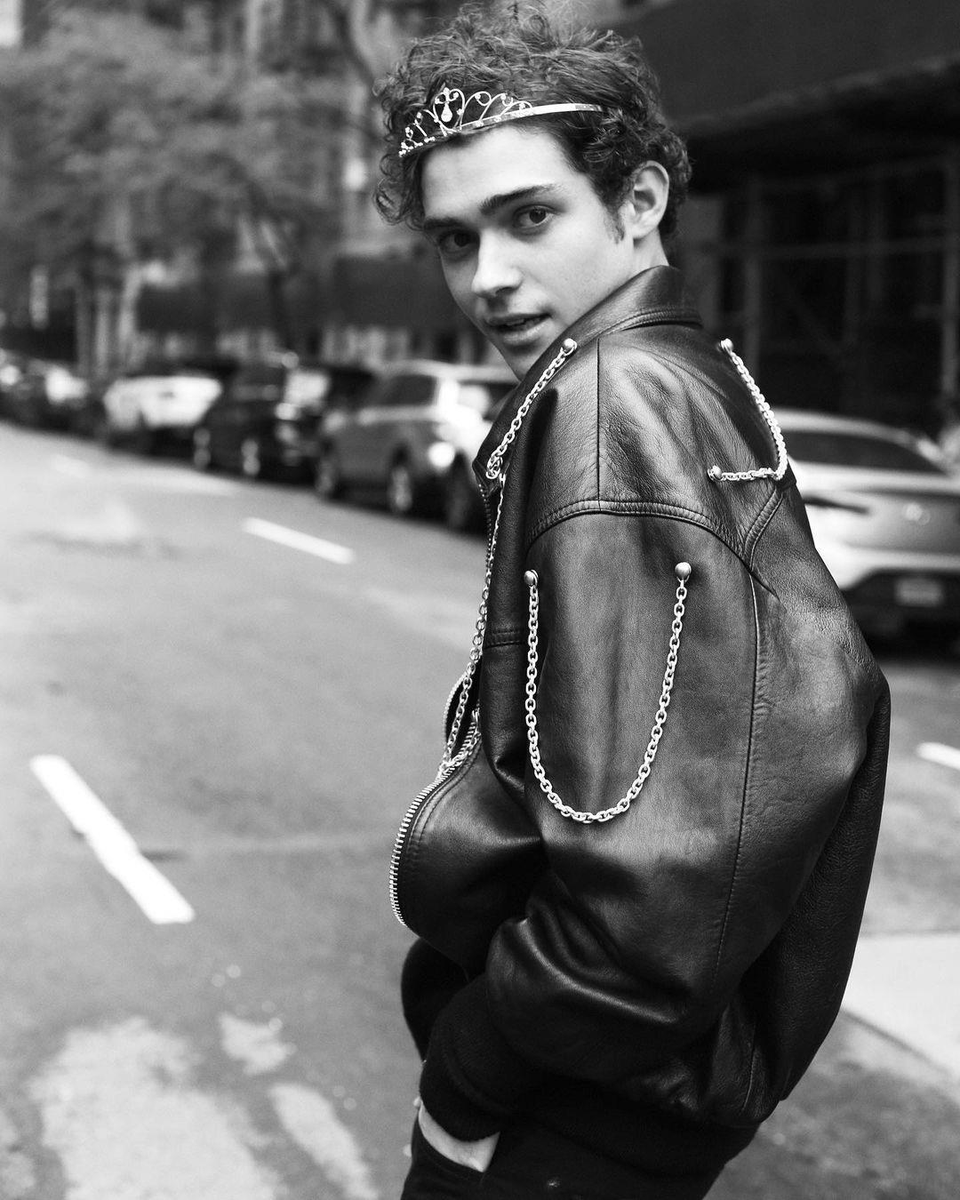 Absolutely chuffed. So incredibly grateful for #BestWorstYear’s reception, especially how it’s resonated with so many young people finding their way. You’ve made this debut a proper dream. Next year: more singles, visuals, and perhaps some live shows... 😉 Big love! 🖤🩶