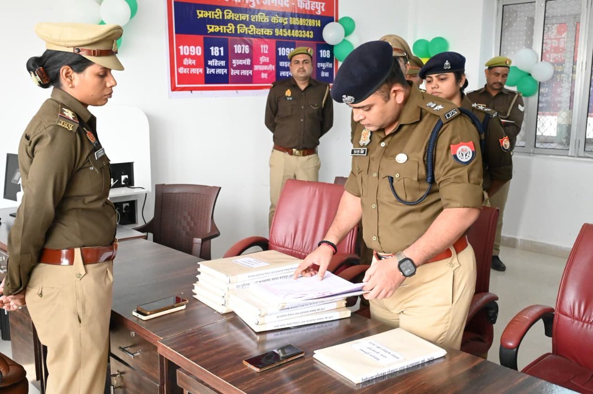 fatehpurpolice's tweet image. आज दिनांक 22.11.2025 को #Spfhr द्वारा थाना कल्यानपुर का वार्षिक निरीक्षण किया गया; गार्ड द्वारा सलामी के बाद महोदय ने थाना परिसर में बैरक, मेस, शौचालय आदि का भ्रमण कर प्रभारी निरीक्षक को साफ‑सफाई के संबंध में आवश्यक दिशा‑निर्देश दिए। तत्प्श्चात महोदय द्वारा थाना कार्यालय…