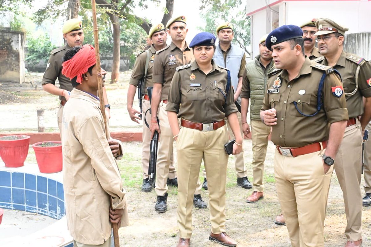 fatehpurpolice's tweet image. आज दिनांक 22.11.2025 को #Spfhr द्वारा थाना कल्यानपुर का वार्षिक निरीक्षण किया गया; गार्ड द्वारा सलामी के बाद महोदय ने थाना परिसर में बैरक, मेस, शौचालय आदि का भ्रमण कर प्रभारी निरीक्षक को साफ‑सफाई के संबंध में आवश्यक दिशा‑निर्देश दिए। तत्प्श्चात महोदय द्वारा थाना कार्यालय…