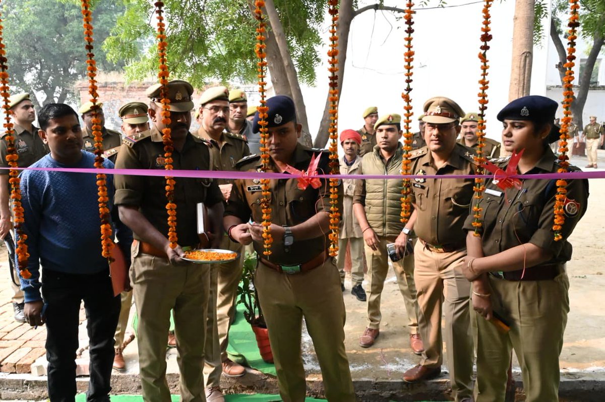 fatehpurpolice's tweet image. आज दिनांक 22.11.2025 को #Spfhr द्वारा थाना कल्यानपुर का वार्षिक निरीक्षण किया गया; गार्ड द्वारा सलामी के बाद महोदय ने थाना परिसर में बैरक, मेस, शौचालय आदि का भ्रमण कर प्रभारी निरीक्षक को साफ‑सफाई के संबंध में आवश्यक दिशा‑निर्देश दिए। तत्प्श्चात महोदय द्वारा थाना कार्यालय…