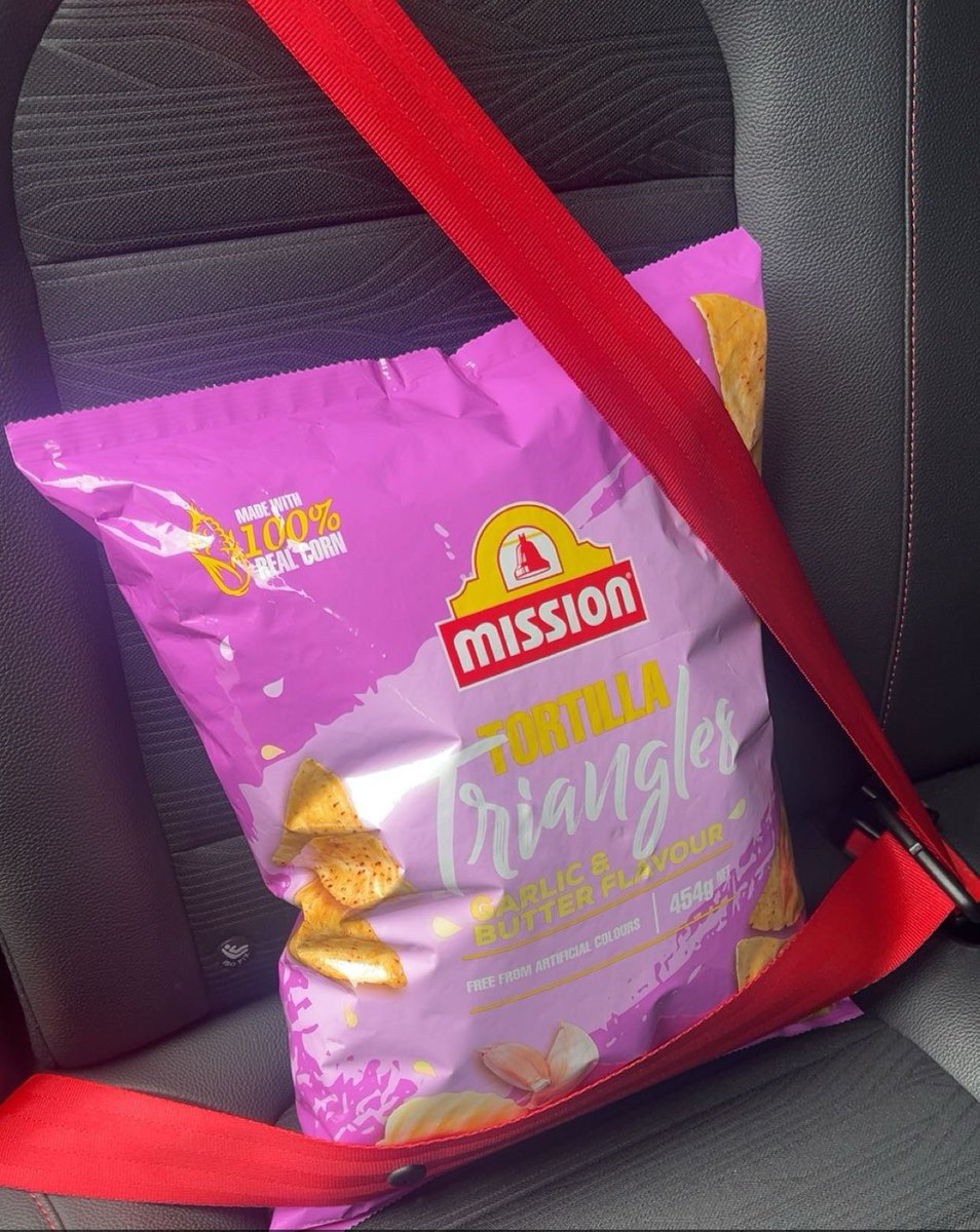 readwithrukhii's tweet image. went on a walk today, listened to some ali hazelwood and got myself a big ass bag of chips for my tuna salad

(post inspired by @feiisreading)