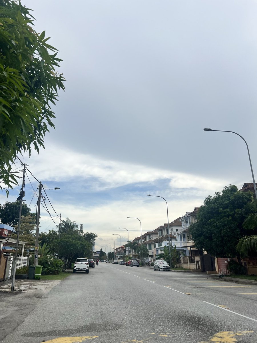 readwithrukhii's tweet image. went on a walk today, listened to some ali hazelwood and got myself a big ass bag of chips for my tuna salad

(post inspired by @feiisreading)