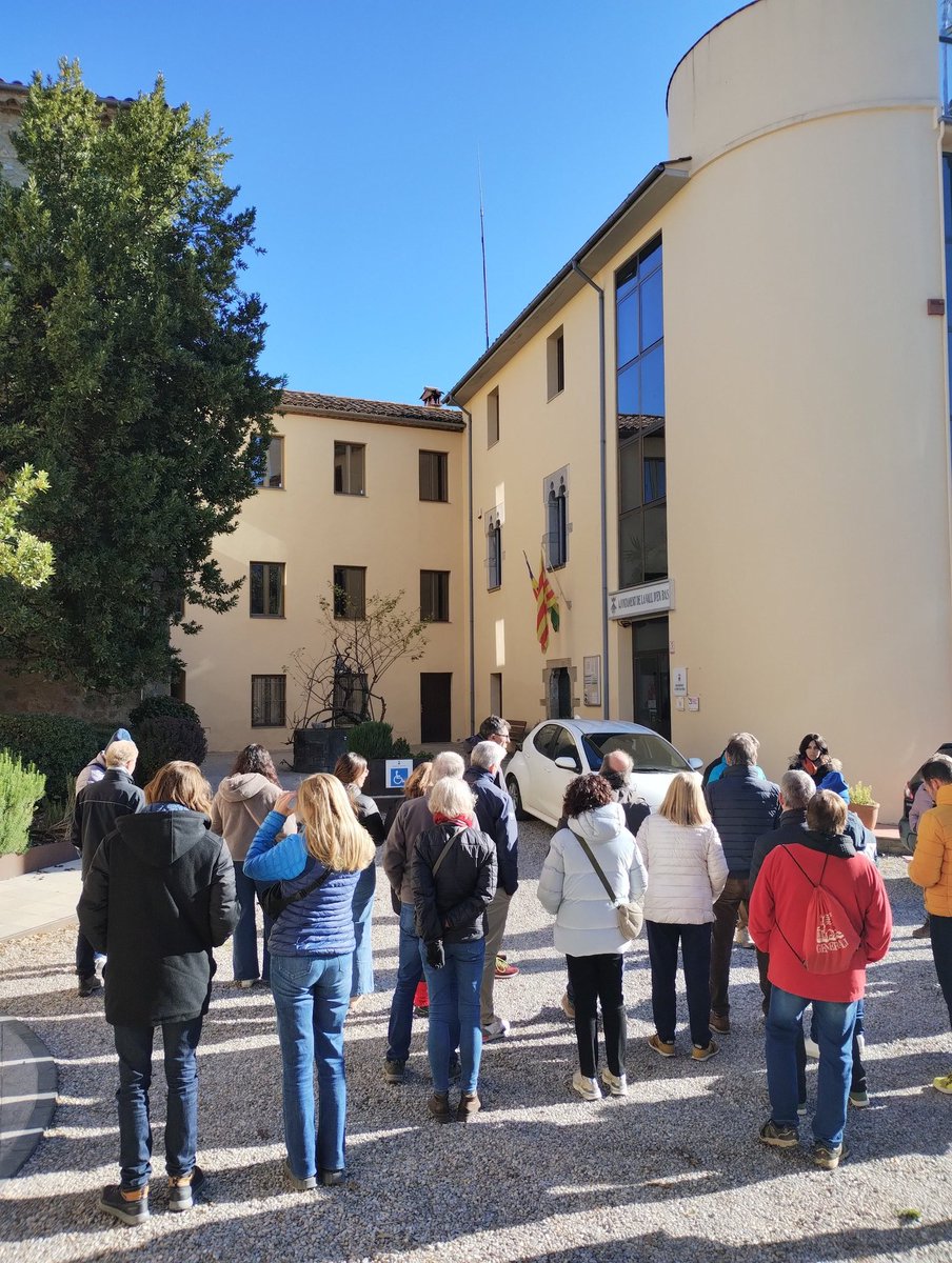 acgarrotxa's tweet image. Continua l’#Itineraripersonal de l’@acgarrotxa, “De l’escola dels anys seixanta al nucli antic de Sant Esteve d’en Bas”, davant l&apos;antic convent de monges i actual seu de l&apos;ajuntament.
@patrimonigencat @OlotCultura  #XAC #PaisArxius #SIA2025