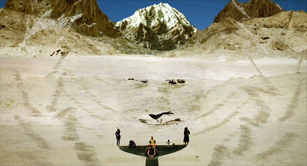 320chicken's tweet image. ｢落下の王国｣ &amp;lt;4Kデジタルリマスター&amp;gt; 鑑賞。

傷ついた青年が無垢な少女に語って聞かせる、壮大な愛と復讐の御伽噺。
作品自体は2度目の鑑賞だったけどやっぱり唯一無二の美しい映画。
どこを切り取ってもまるで名画な風景や衣装センスの妙は言わずもがな、魂で通じ合う2人の絆が胸をうつ傑作です。