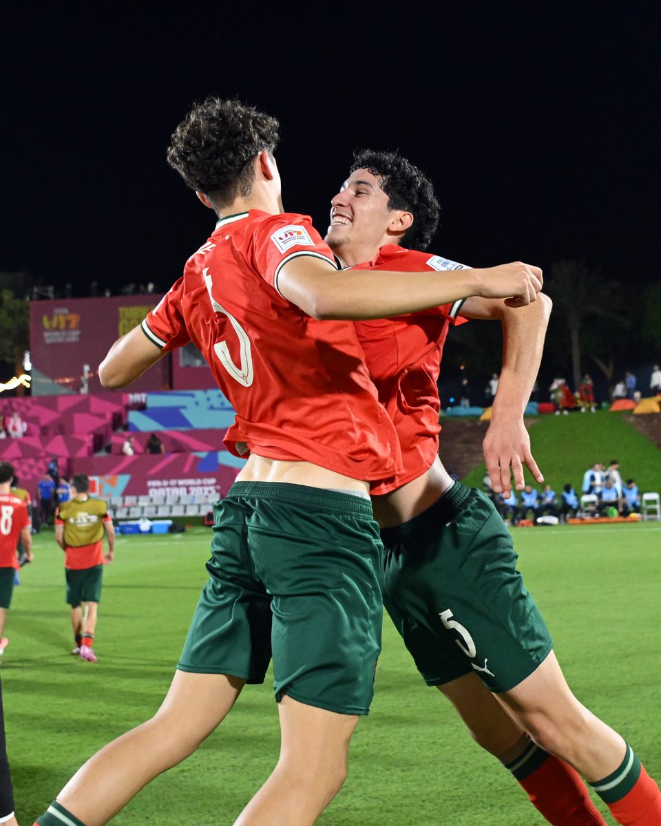 selecaoportugal's tweet image. Sorriam rapazes, estamos nas 𝗺𝗲𝗶𝗮𝘀-𝗳𝗶𝗻𝗮𝗶𝘀 do Mundial Sub-17 😄💫 

#FazHistória | #U17WC