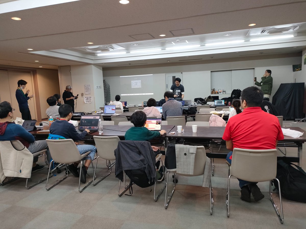 kagurazaka_dojo's tweet image. 今朝は #CoderDojo 末広町。子どもも大人も大盛況でした。新しいアイスブレイクも。もともと神楽坂は末広町の月1に飽き足らないニンジャのために立ち上げた道場だが、前回神楽坂に来てくれた子が今回末広町に参加してくれたり、道場間のシナジーもうまく行き始めている感じがある。発表風景↓