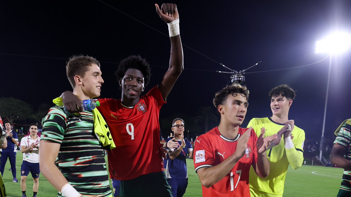selecaoportugal's tweet image. Sorriam rapazes, estamos nas 𝗺𝗲𝗶𝗮𝘀-𝗳𝗶𝗻𝗮𝗶𝘀 do Mundial Sub-17 😄💫 

#FazHistória | #U17WC