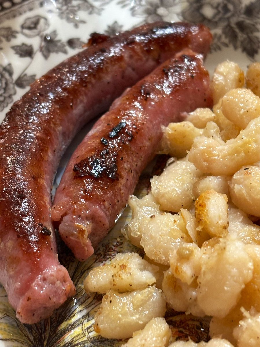 EVernacci's tweet image. Y después, de la serie “aquí no se tira nada” mongetes del ganxet salteadas a fuego fuerte con salchichas (a falta de una buena butifarra).
Cenas en Chez Vernacci.