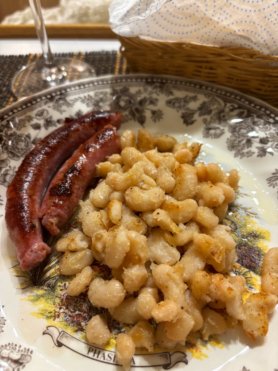 EVernacci's tweet image. Y después, de la serie “aquí no se tira nada” mongetes del ganxet salteadas a fuego fuerte con salchichas (a falta de una buena butifarra).
Cenas en Chez Vernacci.