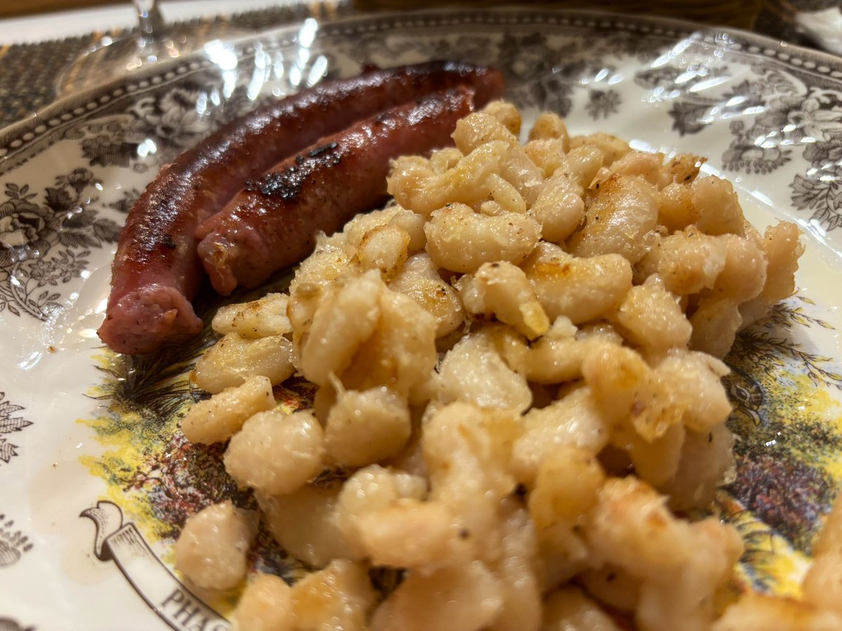 EVernacci's tweet image. Y después, de la serie “aquí no se tira nada” mongetes del ganxet salteadas a fuego fuerte con salchichas (a falta de una buena butifarra).
Cenas en Chez Vernacci.