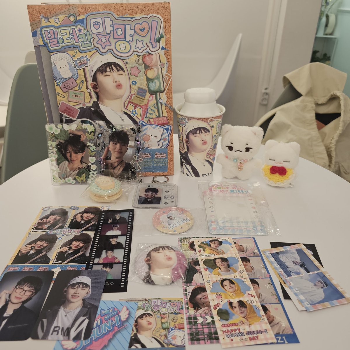 2025 우지 생일카페 후기🩷
📍 카페 라래

생카때면 항상 들리고 있는 것 같은 라래!ㅋㅋ
내부에 귀여운 지훈이가 가득가득 꾸며져 있었어요!

럭드 해서 포카홀더와 말랑 벳지도 겟또!
특전과 봉투도 너무너무 귀여운 곳이였습니다!

#빌려간_먕먕이를_찾습니다