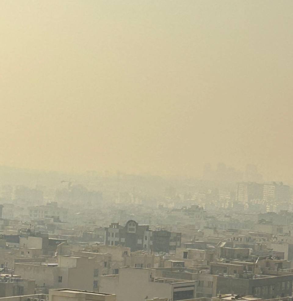 zeynabkarimian's tweet image. ۱۷ ایستگاه کیفیت هوای تهران در وضعیت قرمز. اتاق گازی به وسعت ایران...