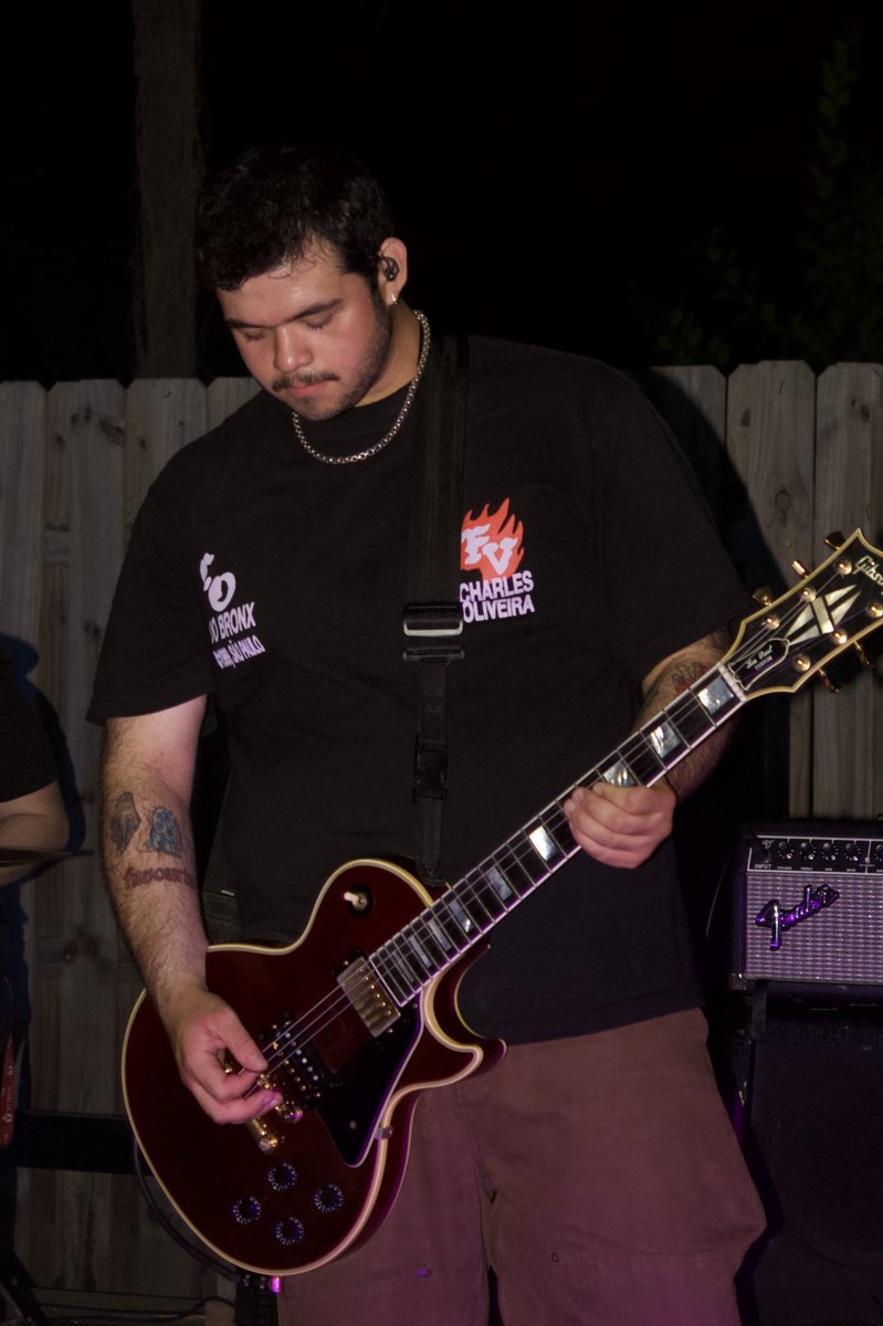 ryanmr2000's tweet image. I love my les paul more than anything