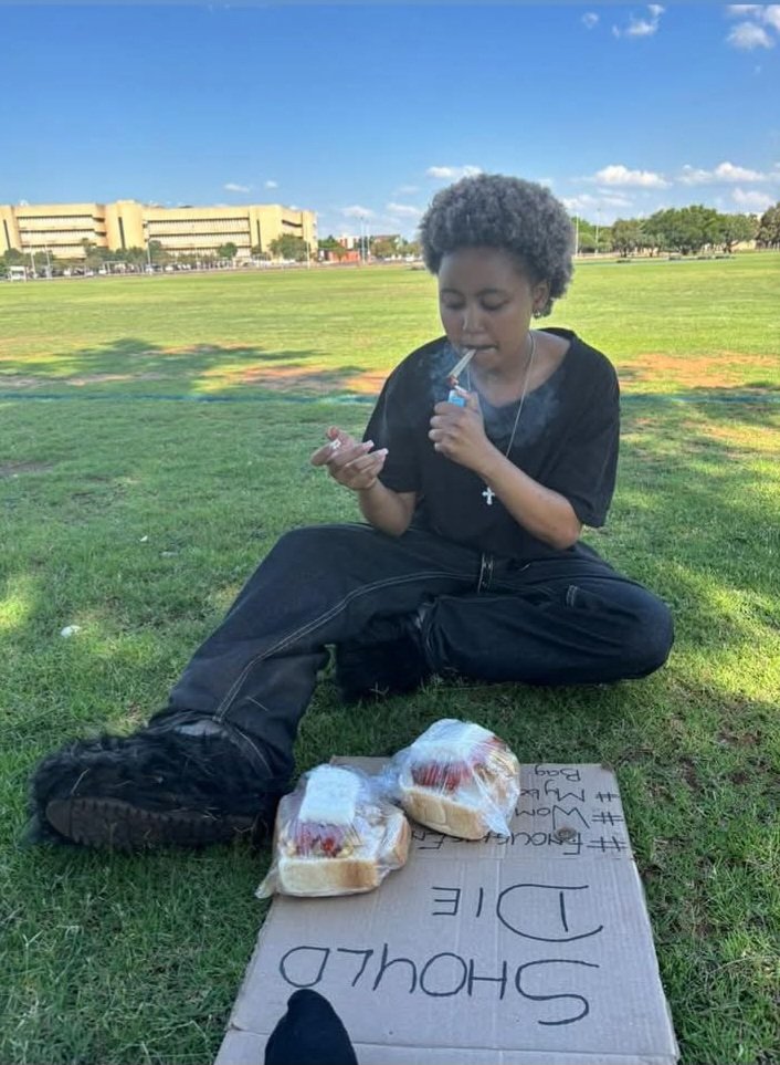 miShumoZA_'s tweet image. Apparently this is also her😭😭😭