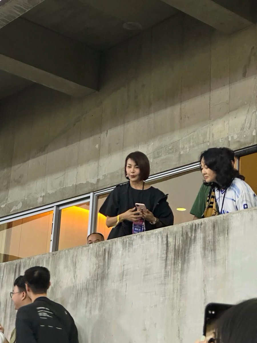 tzujuliee's tweet photo. twice parents (mina, tzuyu, and jihyo) are watching together at today's concert! https://t.co/qQx5gDrdn8