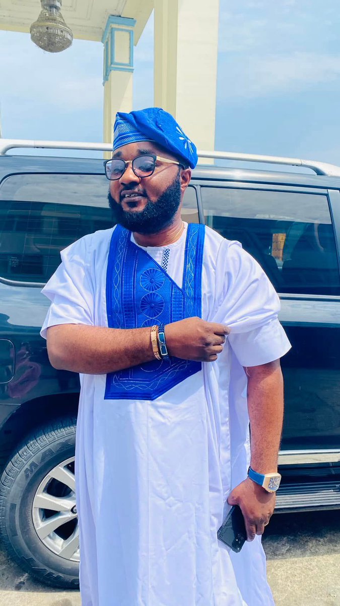 Focus on minding my business offline and online 😂😂 nothing concern me 

Make I dey go attend weddings; see people joyful happy and in a perpetuate state of merriment, na that one concern me. 

Chairman of wedding duties activated. I have been invited to weddings as occasion