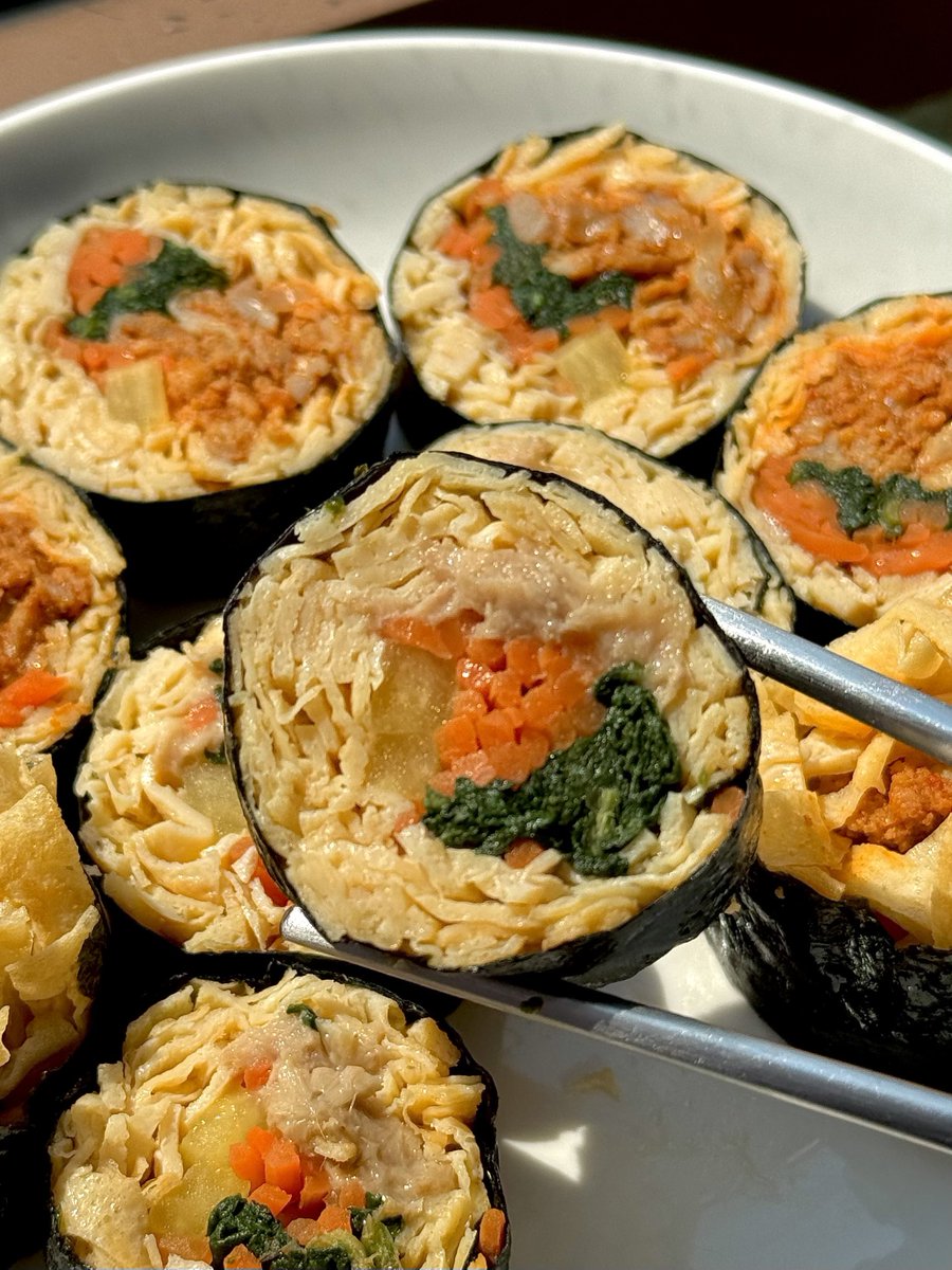 ใครชอบกินคิมบับแต่อยากลดแป้ง เราชอบสั่งคิมบับไข่ร้าน Gochujang Sikdang มากดดด ไข่แน่นๆ ไส้ก็แน่นๆ เราชอบ2ไส้ตัวหมูเผ็ด(ซึ่งเผ็ดจริงจังซี้ดปาก) กับไส้ทูน่าค่ะ อร่อยมาก โปรตีนจุกๆ ฟรินนนนน