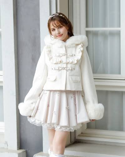 ukyXkVFGwg81625's tweet image. LIZLISAのコート買ってくれる人いませんか^っ. т^
 #p活梅田  #p活大阪