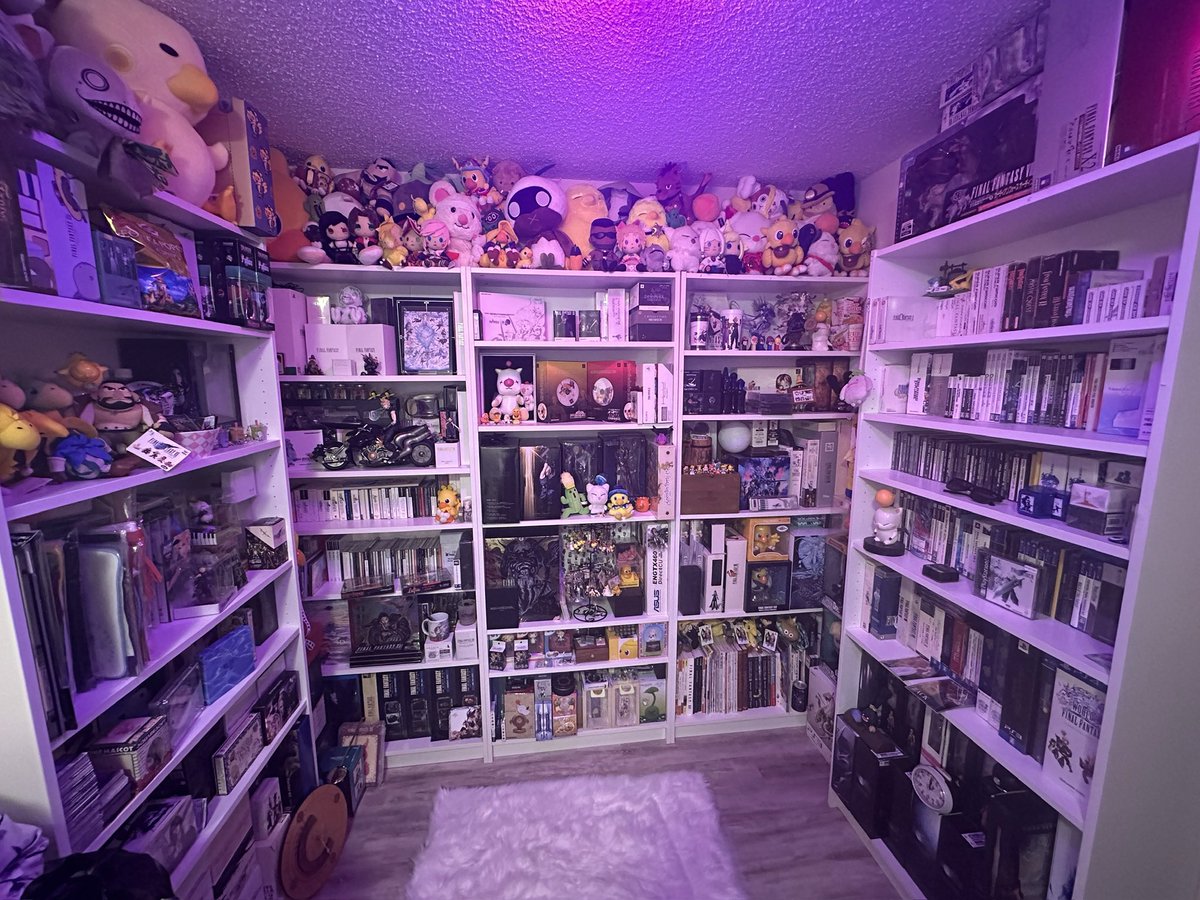 YunalesckaGames's tweet image. A-44-year-old woman has no choice but to have a room with shelves like these right? .. and I still got 4 other bookshelves. 

Final Fantasy ✨