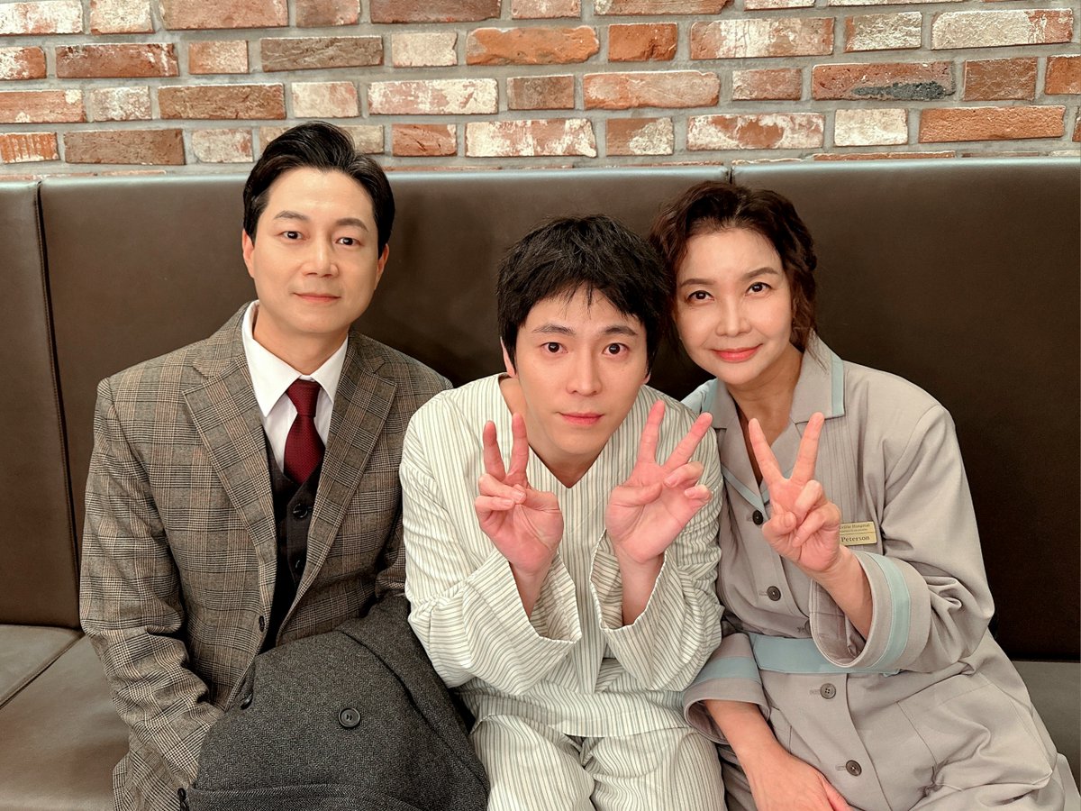 🐘연극 #엘리펀트송 𝟭𝘀𝘁 𝗧𝗘𝗔𝗠

𝟐𝟎𝟐𝟓.𝟏𝟏.𝟐𝟐 
❄️첫공 사진❄️

💜마이클 #이재균
💜그린버그 #정원조
💜피터슨 #정재은

𝚃𝙷𝙴 𝙴𝙻𝙴𝙿𝙷𝙰𝙽𝚃 𝚂𝙾𝙽𝙶🐘
𝟸𝟶𝟸𝟻.𝟷𝟷.𝟸𝟸-𝟸𝟶𝟸𝟼.𝟹.𝟾
@ʏᴇs𝟸𝟺 sᴛᴀɢᴇ𝟹