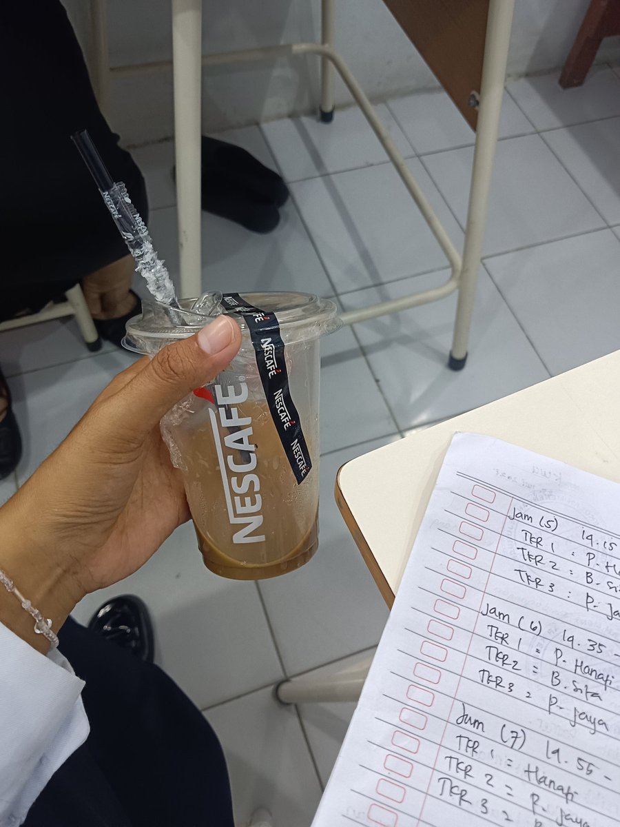 purplefluf's tweet photo. aku dengan kerjaanku yg pengen cepet cepet resign 🧎‍♀️ https://t.co/CwhGvt8Bpm