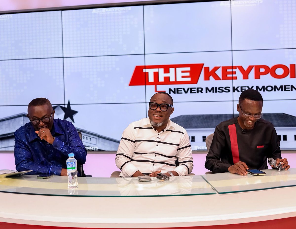 Zakpe_abd's tweet image. A reconciliatory moment as Dr. Domfe and Prof @vangyampo settle all misunderstandings.

#TheKeyPoints #TV3GH