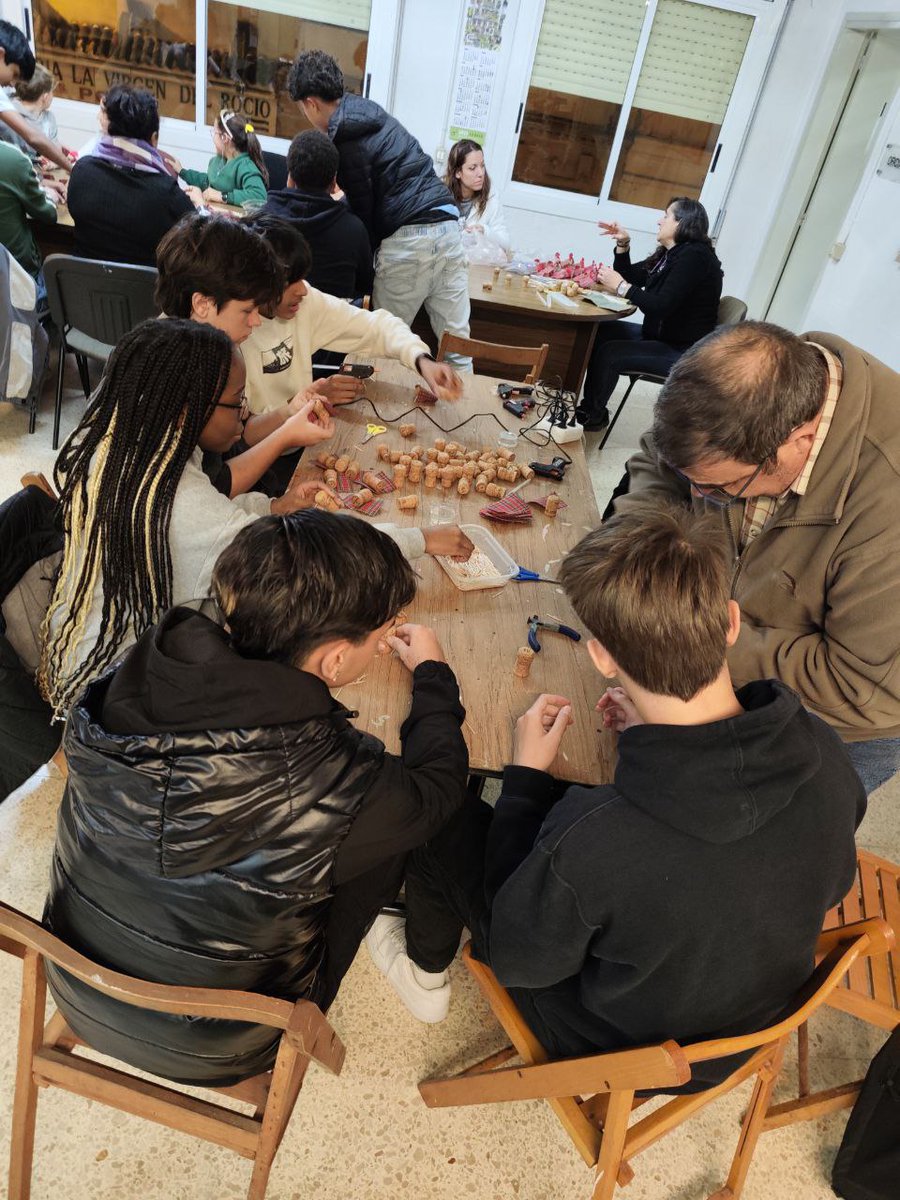 Taller i organització a l'espai veïnal Europa 14
Gràcies al veïnatge, <a href="/AfaBotey/">AFA Antoni Botey</a>   <a href="/CCulturaLlefia/">Comissió de Cultura de Llefià</a> i joves <a href="/IJuliaMinguell/">Institut Júlia Minguell</a> que ja estan treballant per a la propera realització del Tió comunitari de #Llefià #Badalona estigueu preparats perquè 300 minitions s'amagaran pel barri