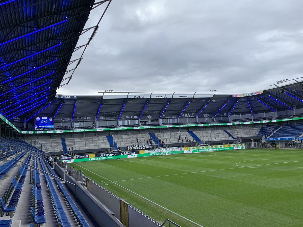 0815_Kritzler's tweet photo. Wie geil kommt bitte dieses Kurvenbild?! 
Die Fahnen so gut eingesetzt. 

Davon können Nürnberg und Schalke nur träumen. https://t.co/EyhNqicTYF