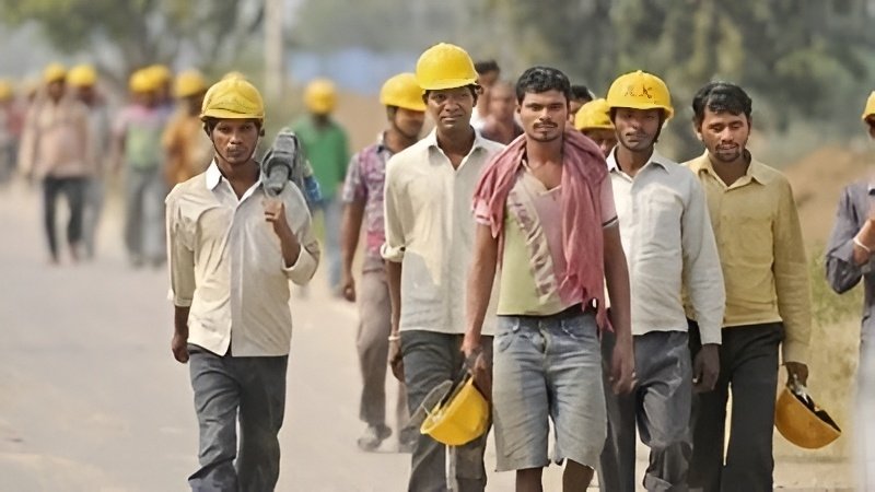 ravindra8604's tweet image. सरकार ने 4 नए लेबर कोड लागू किए, जिनसे ओवरटाइम पर डबल सैलरी, समय पर वेतन, महिलाओं को नाइट शिफ्ट की अनुमति, 1 साल बाद ग्रेच्युटी और सभी कर्मचारियों को अनिवार्य अपॉइंटमेंट लेटर मिलेगा। #NewLabourCode #LabourLaw #WorkersRights #IndiaNews