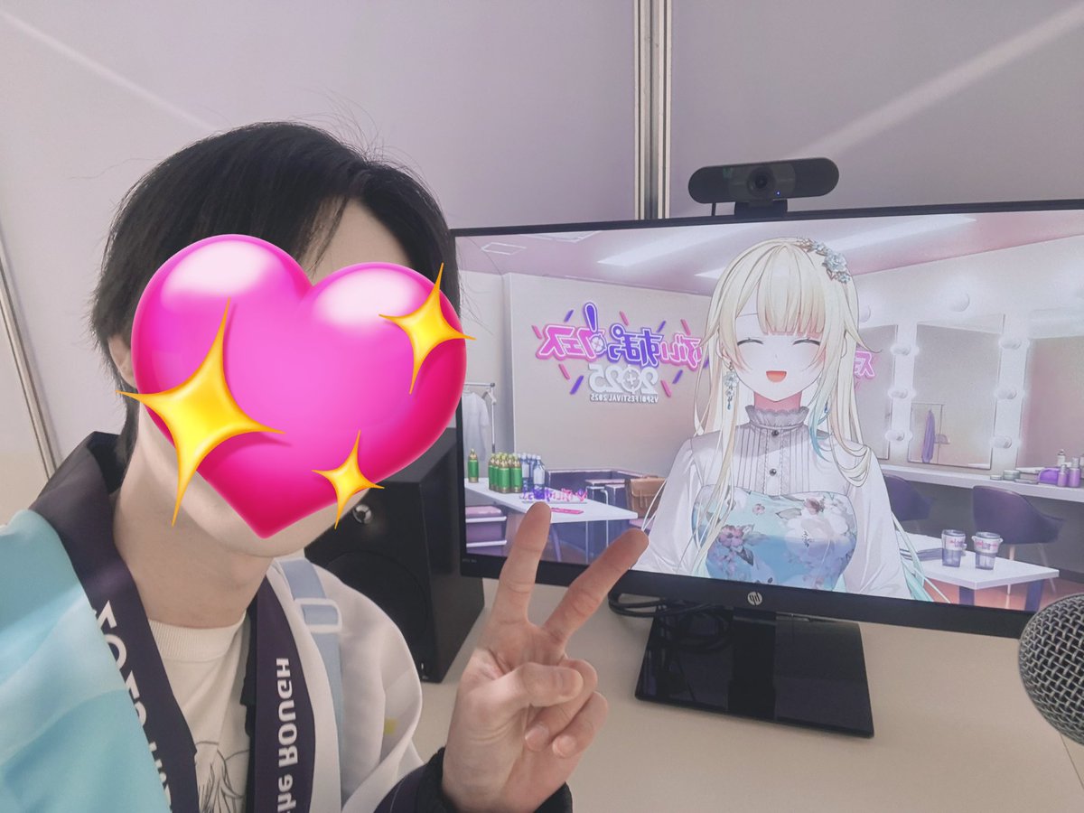 MinamiGunso's tweet photo. 2年後また会いました！！！！！！
今回も会いために香港に来ました
痛バンとうちわも持って来たでも見せなかった悔しい😭
とりあえず人生にエマちゃんと出会えて良かった😭
いつも心が癒してくれるありがとう❤️
これからもずっと応援しています！！！！

#ぶいすぽフェス2025 
#エマたそ日和
#藍沢エマ https://t.co/sWsBi7sASv