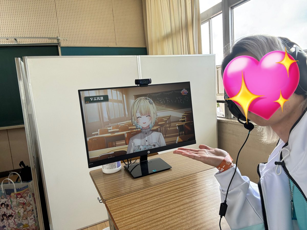 MinamiGunso's tweet photo. 2年後また会いました！！！！！！
今回も会いために香港に来ました
痛バンとうちわも持って来たでも見せなかった悔しい😭
とりあえず人生にエマちゃんと出会えて良かった😭
いつも心が癒してくれるありがとう❤️
これからもずっと応援しています！！！！

#ぶいすぽフェス2025 
#エマたそ日和
#藍沢エマ https://t.co/sWsBi7sASv