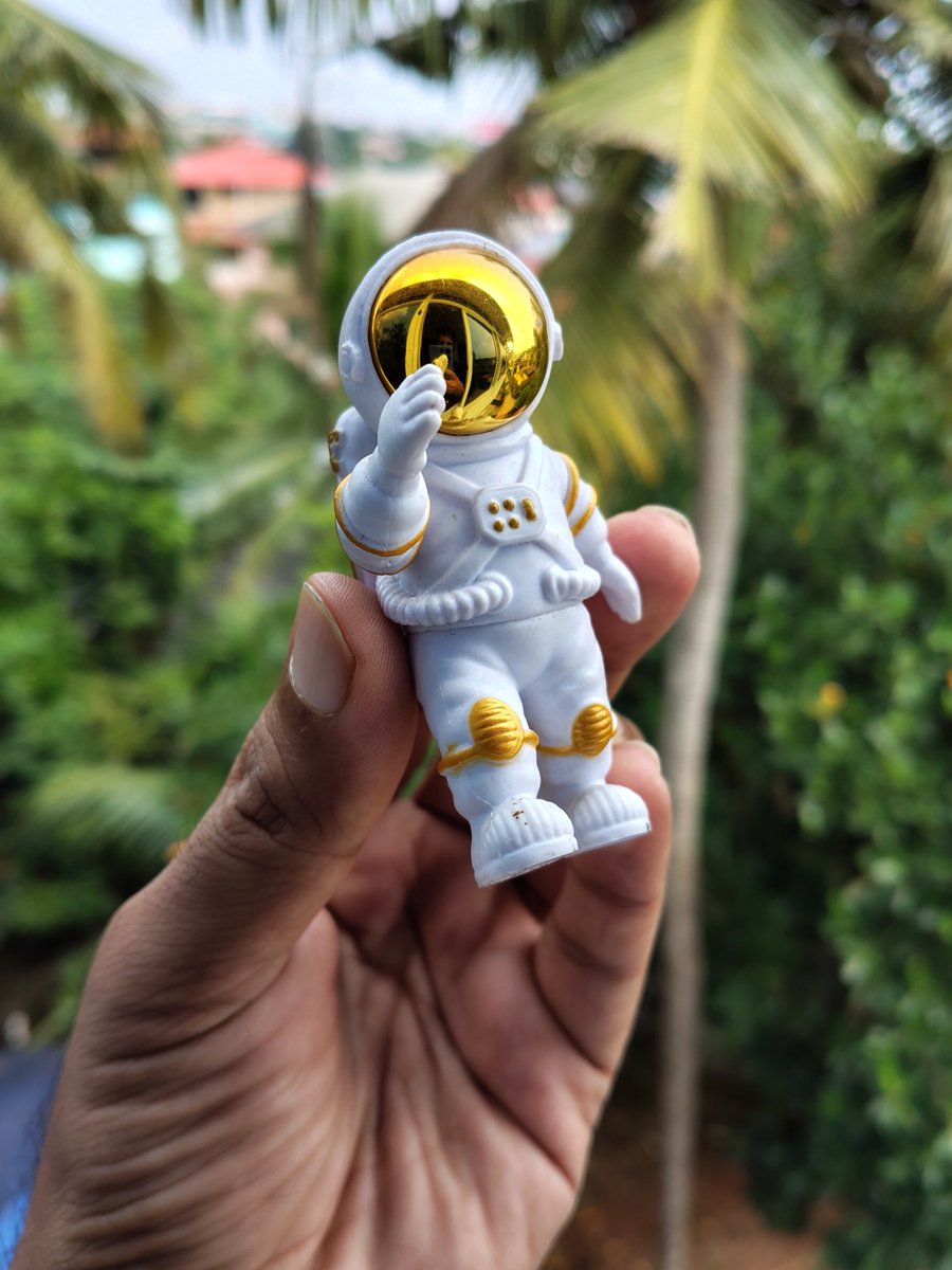 MrPerfectTech's tweet image. Let’s see who can guess the price range of the upcoming phone that captured these photos.