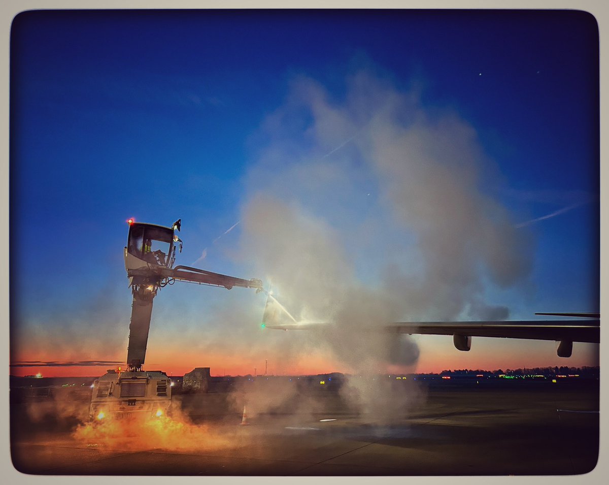 jipysn's tweet photo. De icing in process at Liege Airport #EBLG https://t.co/xAfnIwVpRf