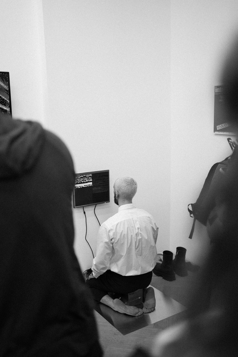 objktone's tweet image. ✦ A closer look at 𝑒/𝑝𝑖:/𝑑𝑒𝑟𝑚𝑖𝑠 by @p1xelfool — curated by @kikanicolela for objktone on the occasion of @artontezos_ Berlin — a project where code, pain, ritual, and image collapse into one practice. A pseudo-language typed through a hand-built spiked keyboard; a…