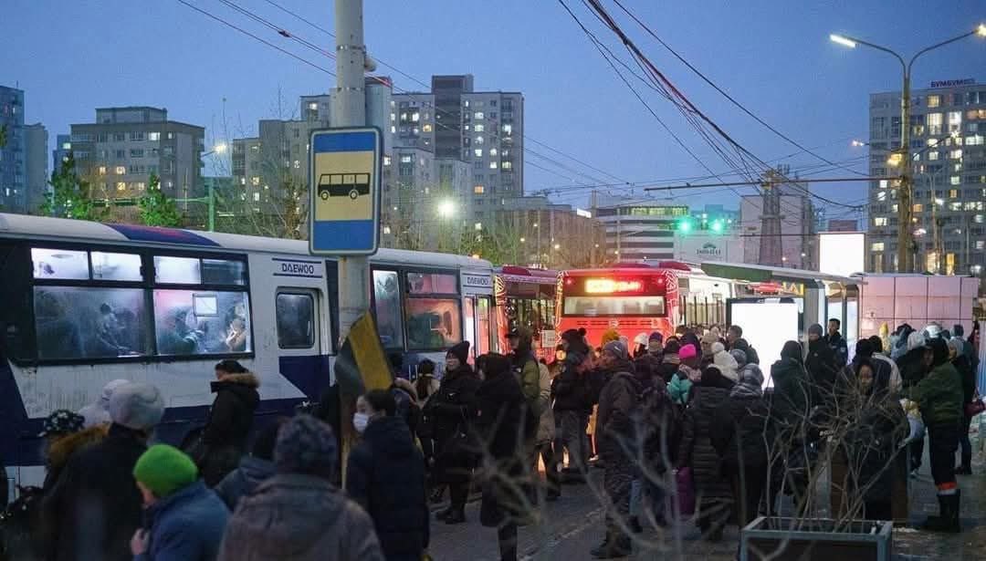 АНХААР ❗️❗️❗️

Маргаашнаас хүйтний эрч чангарч, эрт харанхуй болж, нар бараг 17 цаг орчмоос жаргана. Томчуудаас гуйх гуйлт байна. Энэ бол нийтийн тээврээр хичээлдээ ирж, буцдаг хүүхэд бүрийн гуйлт юмаа 🙏

🌸Цүнхээ үүрсэн "жижигхэн нөхдүүд" автобусанд суух гээд таны дэргэд