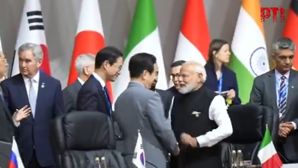 STORY | PM Modi arrives at G20 venue, warmly received by South African president

Prime Minister Narendra Modi was on Saturday warmly welcomed by South African President Cyril Ramaphosa as he reached the venue for the G20 Leaders' Summit here.

READ: ptinews.com/story/internat…