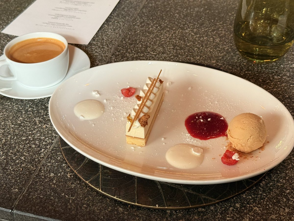 綺麗なところでおいしいものを食べるためならいくらでも出す同じ価値観の友達に感謝🙏✨
コース料理の食べ放題パンんまいね...🥖🧈