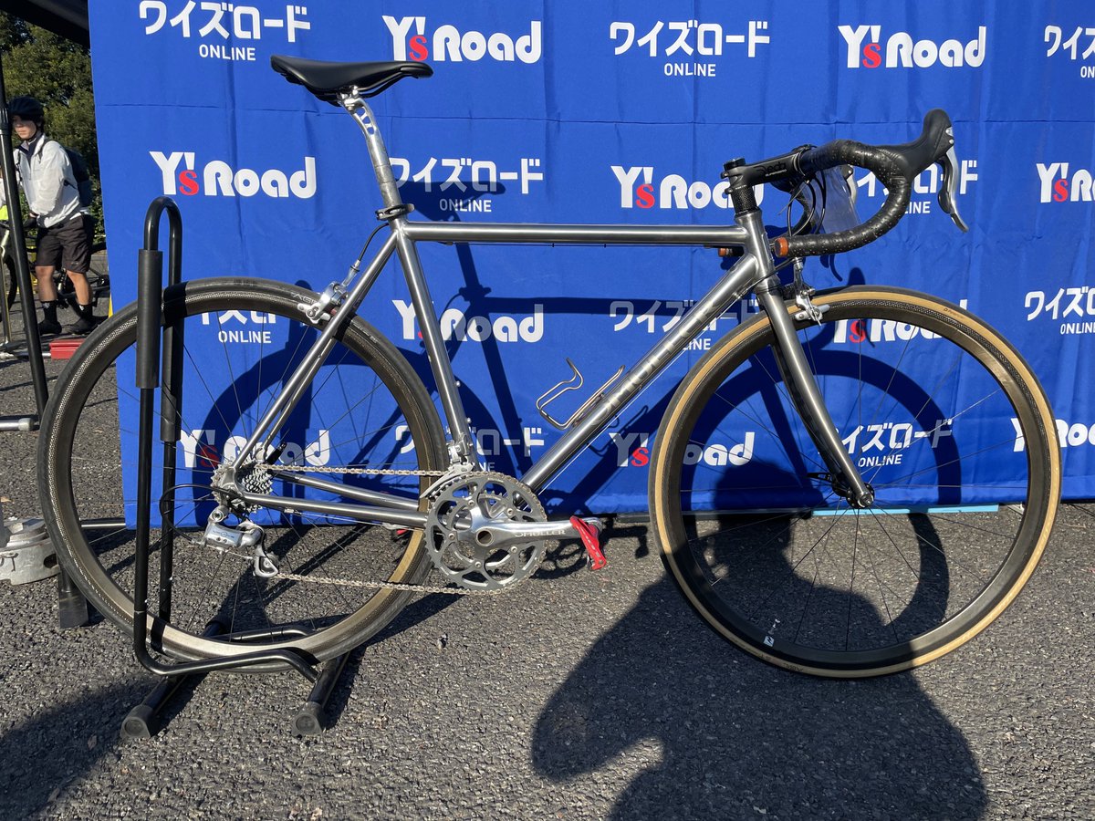bega_sanya_0818's tweet photo. ④Mullerクロモリ、ステンレス、ストラウスPro3、タイレル
正直今回初見のバイクで一番良かったのはMullerでした。平坦の加速がマジで気持ちよかったし乗り心地もいい(高いけど)。タイレルもロードと遜色無いレベル。
#バイクデモ2025 #ワイズロード #Muller #KhodaBloom #Tyrell https://t.co/W2d4rfzTpm